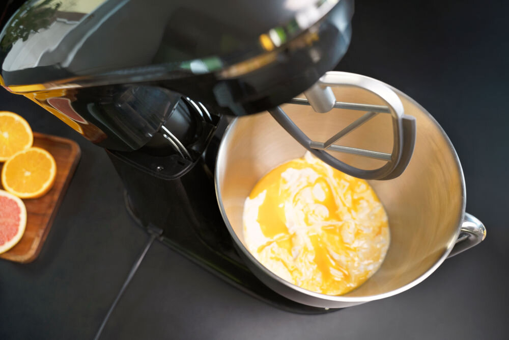 Robot kuchenny planetarny ZEEGMA Planeet Chef Czerwony (2200W) trzy praktyczne końcówki mieszadło w kształcie litery Z silikonowe ściągaczki hak ubijaczka ze stali nierdzewnej zbieranie resztek ciasta z misy dokładne mieszanie optymalna konsystencja kremów łatwe wyrabianie twardych ciast napowietrzenie lekkich mas puszystość 