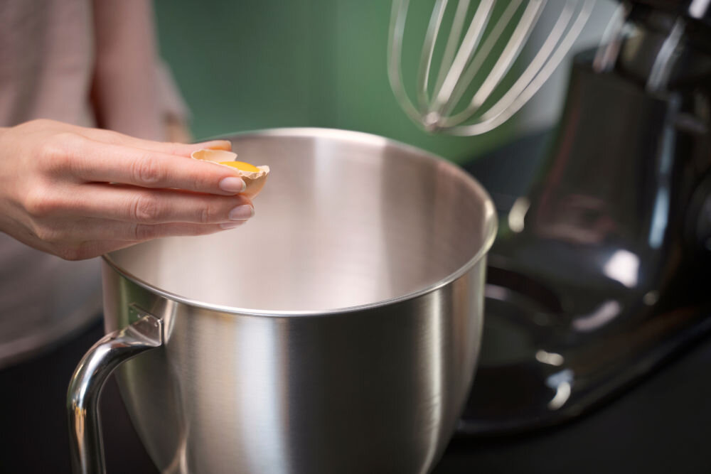 Robot kuchenny planetarny ZEEGMA Planeet Chef Czerwony (2200W) technologia planetarna obrót końcówek wokół własnej osi wokół misy masy o różnych konsystencjach ciasta kremy pasty równomierne mieszanie teflonowe akcesoria misa stal nierdzewna dokładnie wymieszana masa w pełni wykorzystana masa 