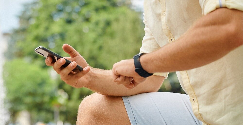 Smartwatch GARETT Sport Activity GT    ekran bateria pasek wykonanie odporność funkcje monitoring pomiar aplikacja łączność odbieranie dzwonienie 