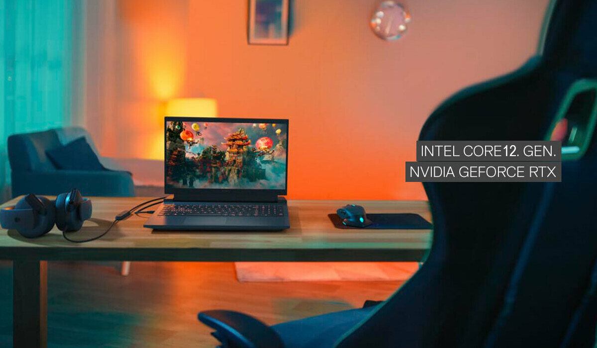 Na drewnianym stole znajduje się otwarty laptop z kolorowym obrazem na ekranie, obok myszka i słuchawki. W tle widoczny jest napis: \'INTEL CORE 12. GEN. NVIDIA GEFORCE RTX\'.