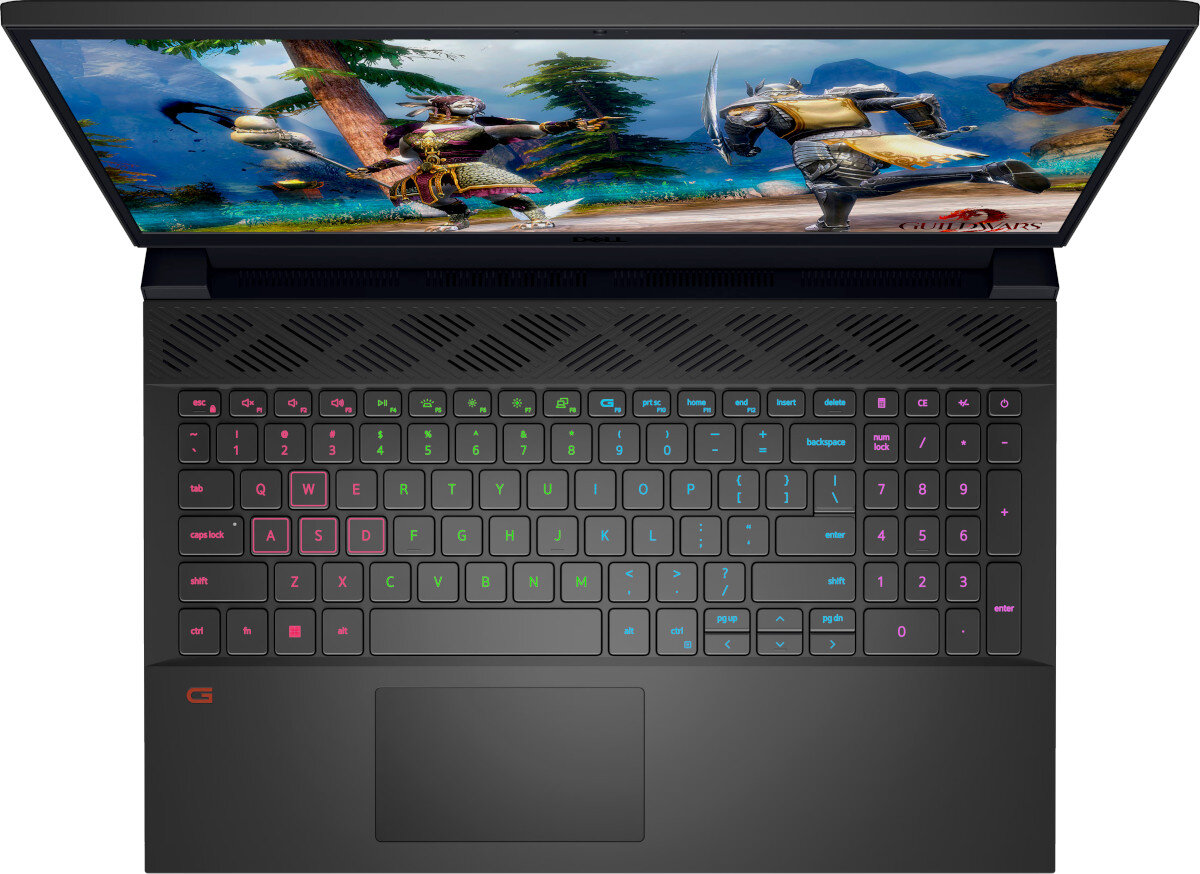 Laptop z kolorową podświetlaną klawiaturą i ekranem wyświetlającym grę z postaciami w zbrojach. Na ekranie widoczne jest logo \'GUILD WARS\'.