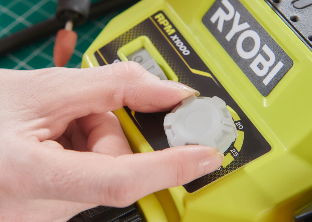 Narzędzie wielofunkcyjne RYOBI RRTS18-0A35 regulacja predkosci w zakresie od 5000 do 35000 obr/min