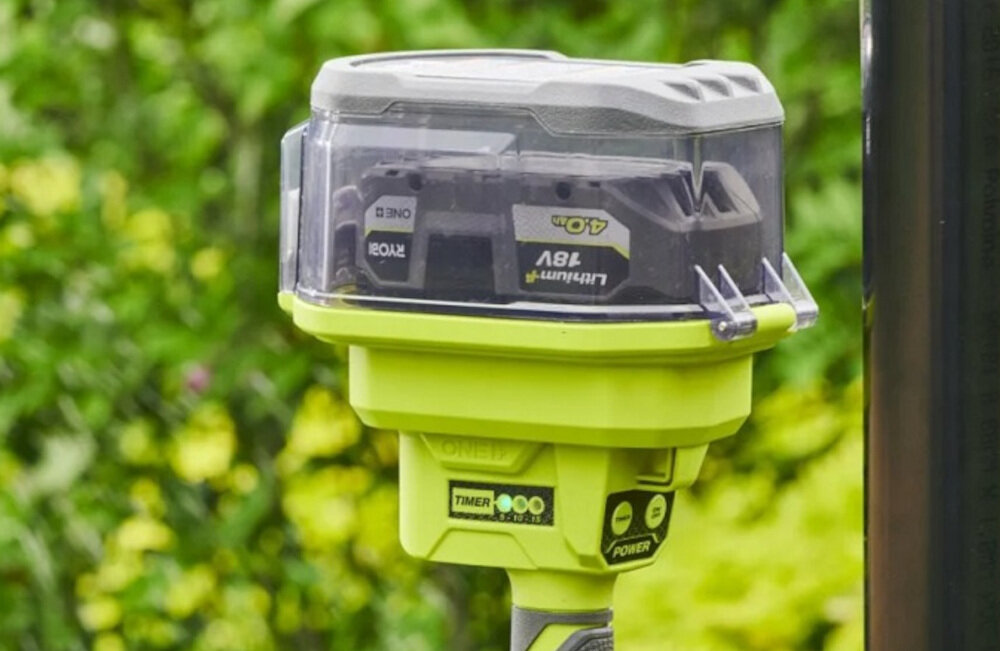 Pompa do wody RYOBI RY18STPA-0 akumulatorowa solidna konstrukcja ergonomiczny uchwyt niewielka waga 2,5 kg prosty panel sterowania