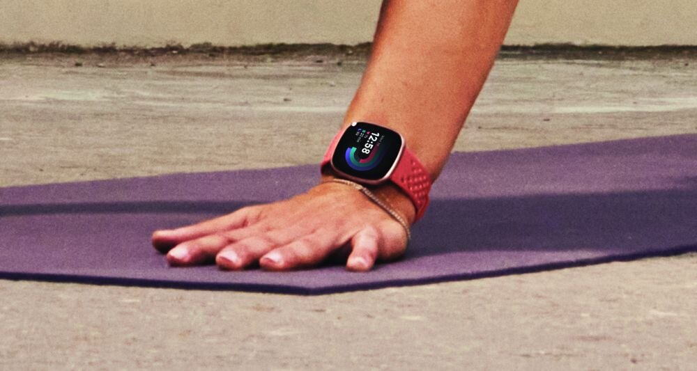Smartwatch Google FITBIT Versa 4 ekran bateria czujniki zdrowie sport pasek ładowanie pojemność rozdzielczość łączność sterowanie krew puls rozmowy smartfon aplikacja