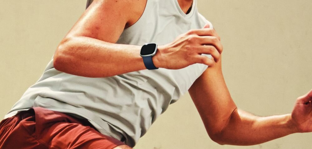 Smartwatch Google FITBIT Versa 4 ekran bateria czujniki zdrowie sport pasek ładowanie pojemność rozdzielczość łączność sterowanie krew puls rozmowy smartfon aplikacja