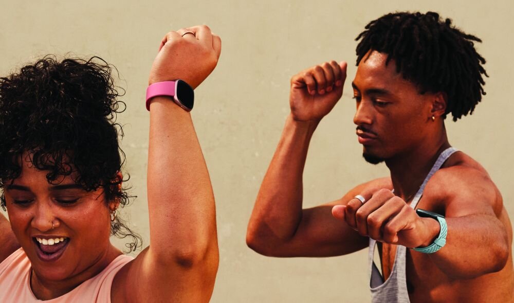 Smartwatch Google FITBIT Versa 4 ekran bateria czujniki zdrowie sport pasek ładowanie pojemność rozdzielczość łączność sterowanie krew puls rozmowy smartfon aplikacja