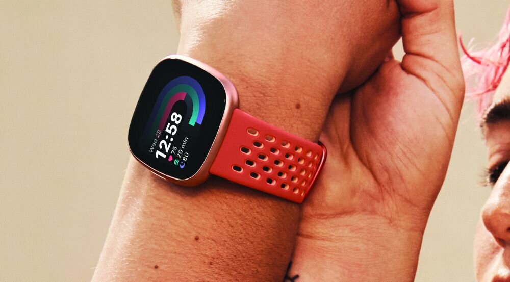 Smartwatch Google FITBIT Versa 4 ekran bateria czujniki zdrowie sport pasek ładowanie pojemność rozdzielczość łączność sterowanie krew puls rozmowy smartfon aplikacja