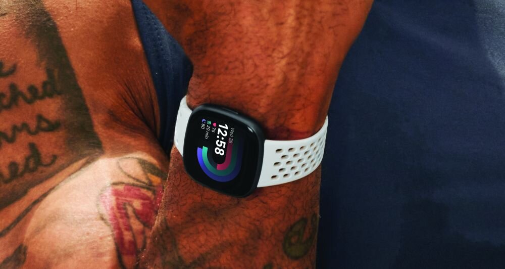 Smartwatch Google FITBIT Versa 4 ekran bateria czujniki zdrowie sport pasek ładowanie pojemność rozdzielczość łączność sterowanie krew puls rozmowy smartfon aplikacja