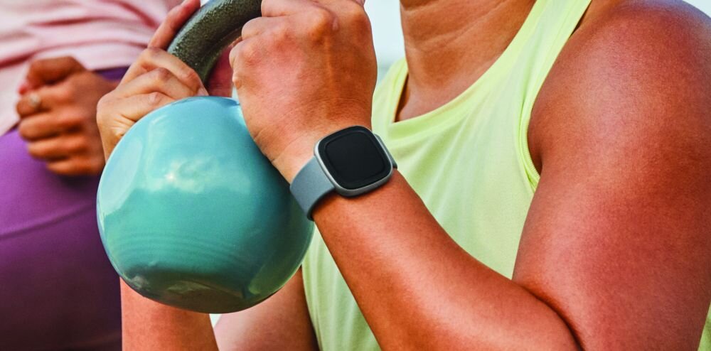 Smartwatch Google FITBIT Versa 4 ekran bateria czujniki zdrowie sport pasek ładowanie pojemność rozdzielczość łączność sterowanie krew puls rozmowy smartfon aplikacja