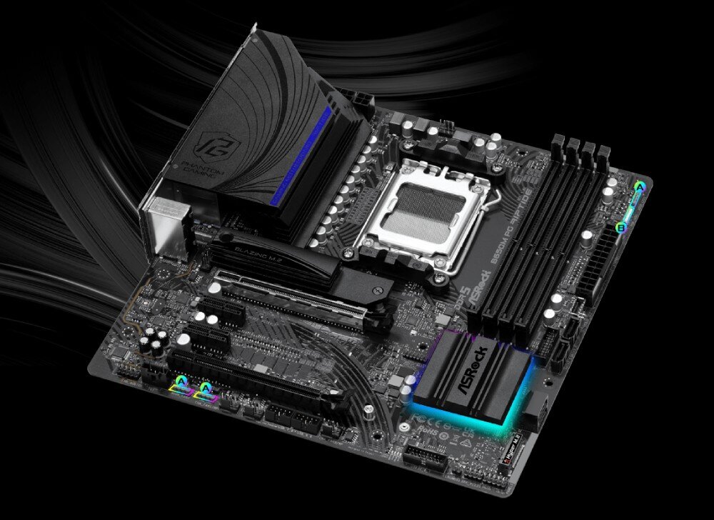 Płyta główna ASROCK B650M PG Riptide Widok płyty głównej pod kątem na czarnym tle. Widoczne są radiatory, gniazdo procesora i sloty pamięci, a przy krawędziach zaznaczono kolorowymi literami A i B grupy złączy