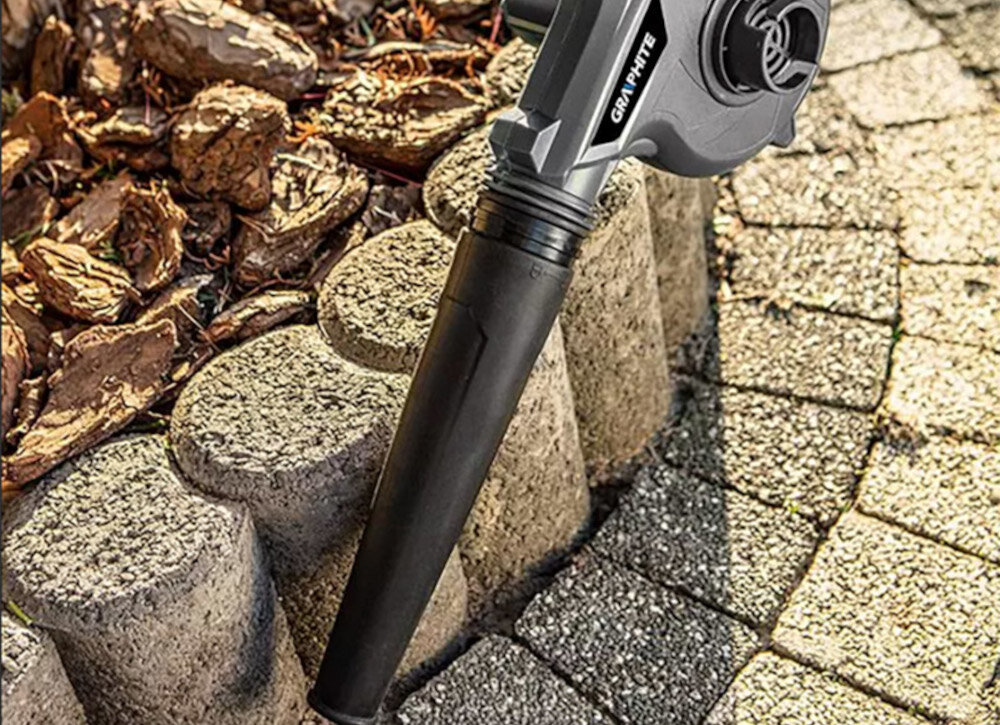 Dmuchawa do liści GRAPHITE 58GE118 zbiera liście do pojemnika zdmuchuje bałagan funkcja dmuchawy wydmuchuje powietrze z prędkością do 252 km/h maksymalny przepływ powierza do 2,6 m3/h