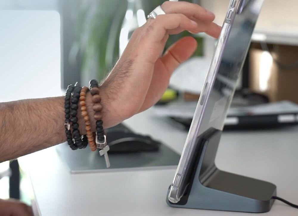 4SMARTS Gunmetal VoltDock szybkie ładowanie w standardzie USB Power Delivery 3.0 oraz Qualcomm Quick Charge 4.0 maksymalnej mocy 60 W tabletów i smartfonów transfer danych do 480 Mbit/s - tablet wpięty w stację ładowania, na zdjęciu ręka