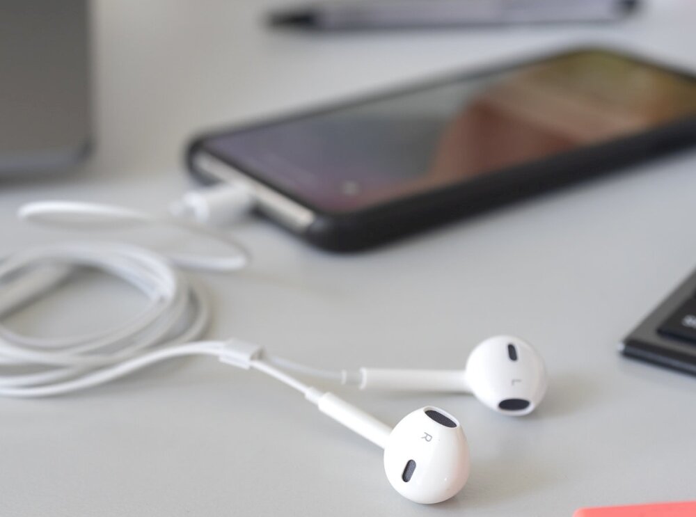 Słuchawki douszne 4SMARTS Melody 2 design komfort lekkość dźwięk jakość wrażenia słuchowe ergonomia lekkość sport aktywność podróże czas pracy działanie akumulator