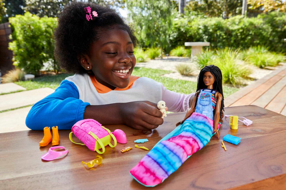 Lalka Barbie Kemping Malibu Brooklyn HDF74 inspirowany serialem pomysł na prezent akcesoria śpiwór
