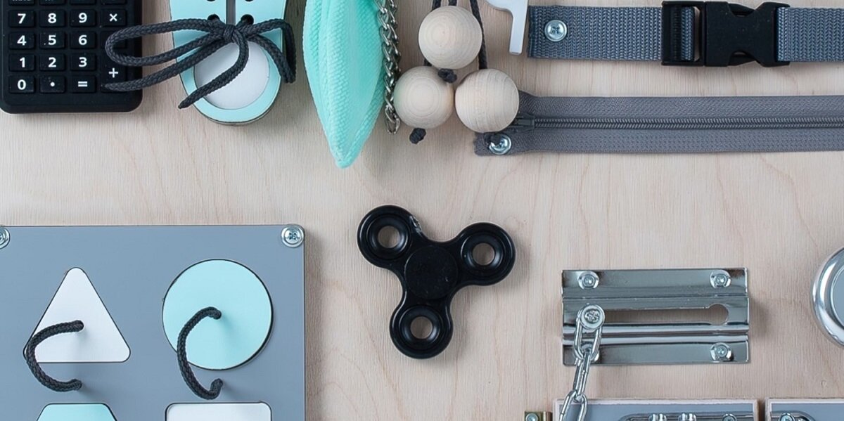 Tablica manipulacyjna MANIBOX Wszystkie elementy naszej tablicy wspierają rozwój dziecka Ponadczasowa zabawka edukacyjna