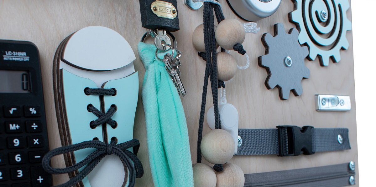 Tablica manipulacyjna MANIBOX Rozwijaj umięjętności swojego malucha 