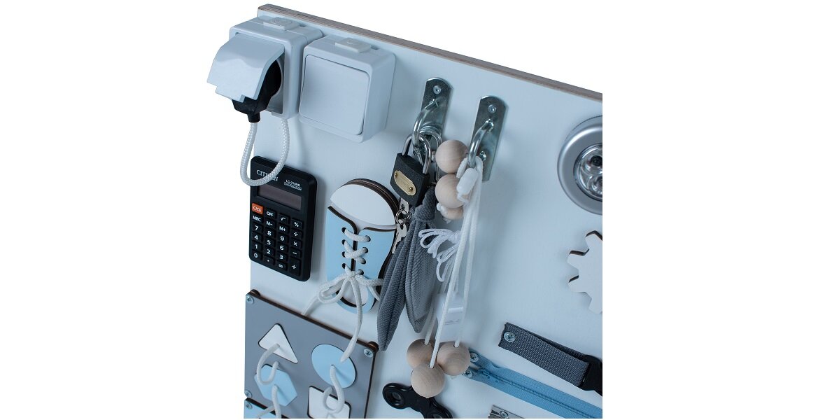 Tablica manipulacyjna MANIBOX Wszystkie elementy naszej tablicy wspierają rozwój dziecka Ponadczasowa zabawka edukacyjna