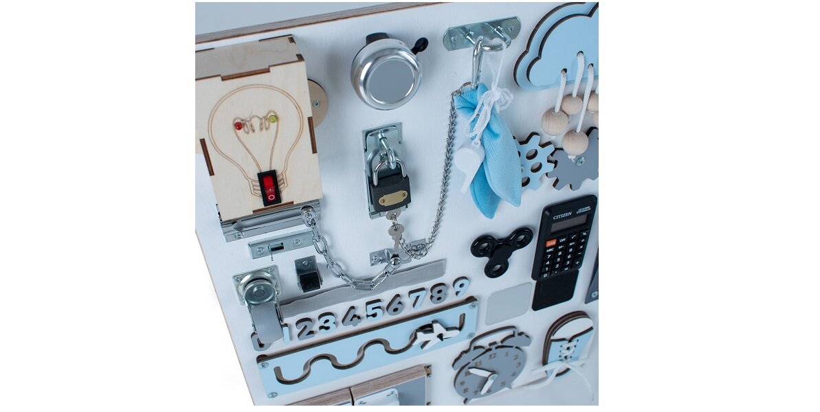 Tablica manipulacyjna MANIBOX Wszystkie elementy naszej tablicy wspierają rozwój dziecka Ponadczasowa zabawka edukacyjna