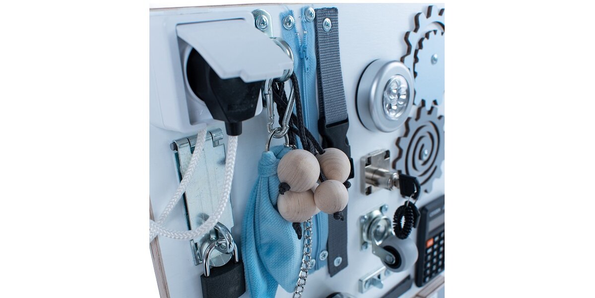 Tablica manipulacyjna MANIBOX Wszystkie elementy naszej tablicy wspierają rozwój dziecka Ponadczasowa zabawka edukacyjna