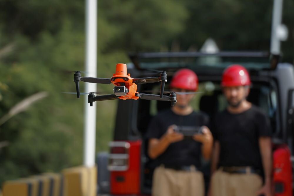 Dron AUTEL ROBOTICS Evo II Dual 640T  bateria lot sterowanie akrobacje czas lotu zasięg funkcje lądowanie kamera rozdzielczość filmy zdjęcia nagrywanie jakość ładowanie aplikacja przesył pilot śmigła stabilizacja fotografia waga wymiary konstrukcja obudowa korpus ramiona silnik