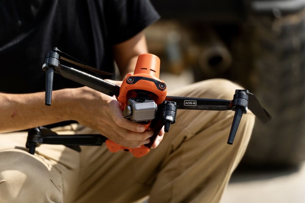 Dron AUTEL ROBOTICS Evo II Dual 640T  bateria lot sterowanie akrobacje czas lotu zasięg funkcje lądowanie kamera rozdzielczość filmy zdjęcia nagrywanie jakość ładowanie aplikacja przesył pilot śmigła stabilizacja fotografia waga wymiary konstrukcja obudowa korpus ramiona silnik