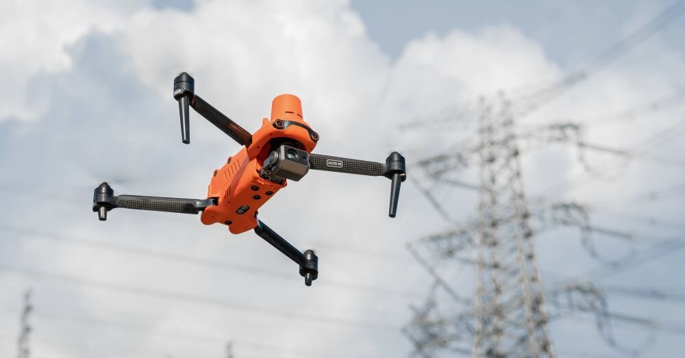 Dron AUTEL ROBOTICS Evo II Dual 640T  bateria lot sterowanie akrobacje czas lotu zasięg funkcje lądowanie kamera rozdzielczość filmy zdjęcia nagrywanie jakość ładowanie aplikacja przesył pilot śmigła stabilizacja fotografia waga wymiary konstrukcja obudowa korpus ramiona silnik