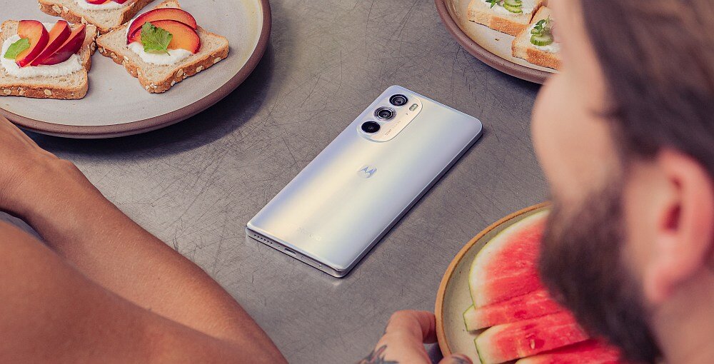 Smartfon MOTOROLA Edge 30 Pro ekran bateria procesor ram pamięć aparat pojemność rozdzielczość oled makro bezpieczeństwo obudowa szkło ładowanie wydajność moc 