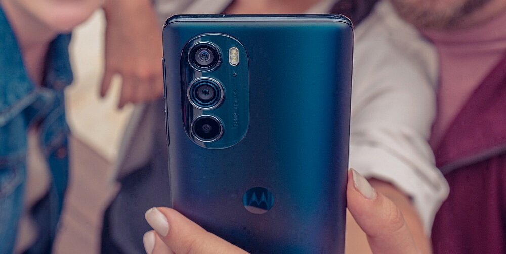 Smartfon MOTOROLA Edge 30 Pro ekran bateria procesor ram pamięć aparat pojemność rozdzielczość oled makro bezpieczeństwo obudowa szkło ładowanie wydajność moc 