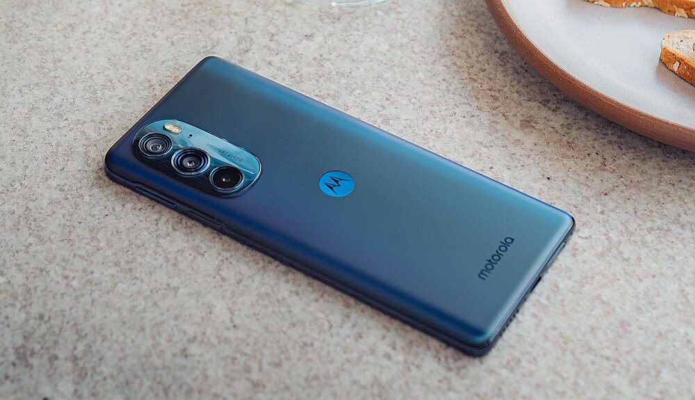 Smartfon MOTOROLA Edge 30 Pro ekran bateria procesor ram pamięć aparat pojemność rozdzielczość oled makro bezpieczeństwo obudowa szkło ładowanie wydajność moc 