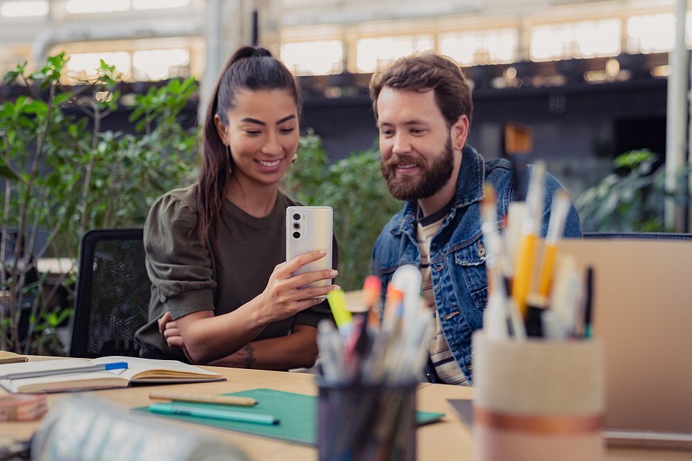 Smartfon MOTOROLA Edge 30 Pro ekran bateria procesor ram pamięć aparat pojemność rozdzielczość oled makro bezpieczeństwo obudowa szkło ładowanie wydajność moc 