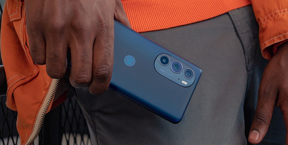 Smartfon MOTOROLA Edge 30 Pro ekran bateria procesor ram pamięć aparat pojemność rozdzielczość oled makro bezpieczeństwo obudowa szkło ładowanie wydajność moc 