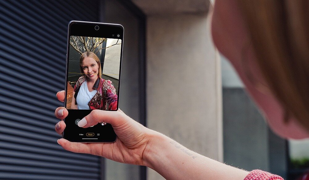 Smartfon MOTOROLA Edge 30 Pro ekran bateria procesor ram pamięć aparat pojemność rozdzielczość oled makro bezpieczeństwo obudowa szkło ładowanie wydajność moc 