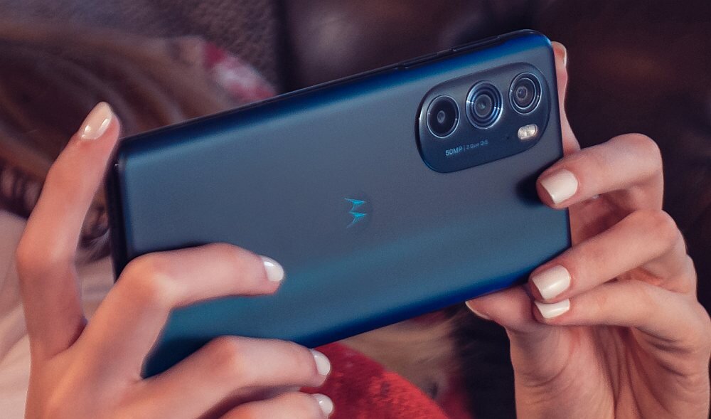 Smartfon MOTOROLA Edge 30 Pro ekran bateria procesor ram pamięć aparat pojemność rozdzielczość oled makro bezpieczeństwo obudowa szkło ładowanie wydajność moc 