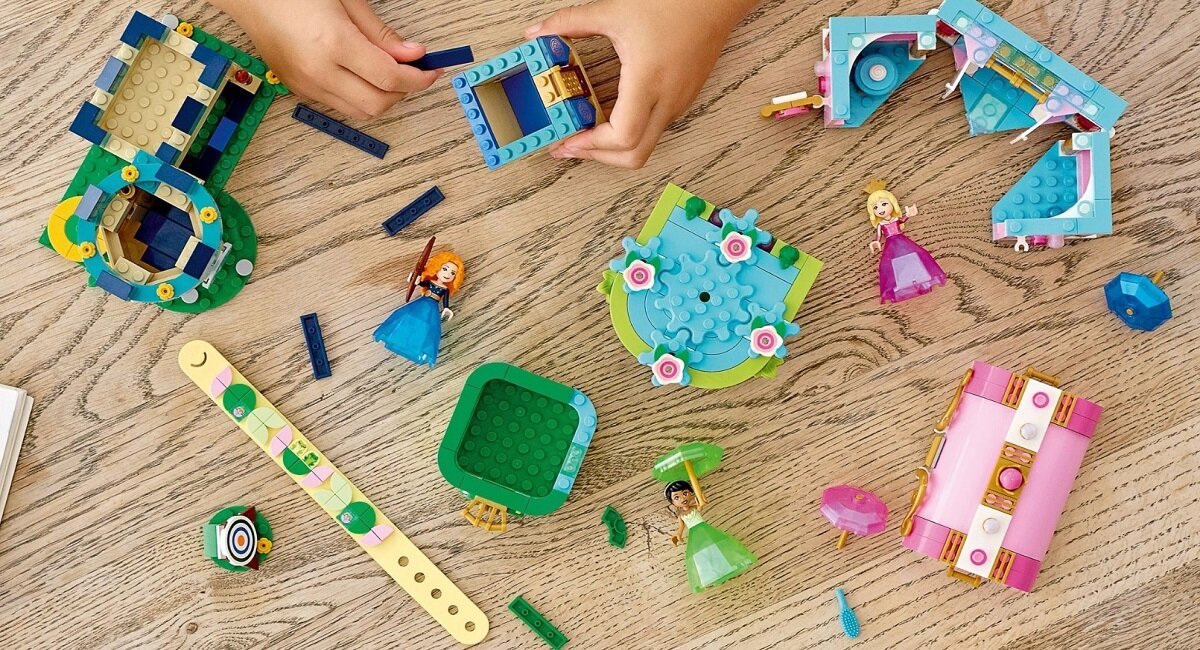 LEGO Disney Princess Zaklęte twory Aurory, Meridy i Tiany 43203 Łatwe budowanie