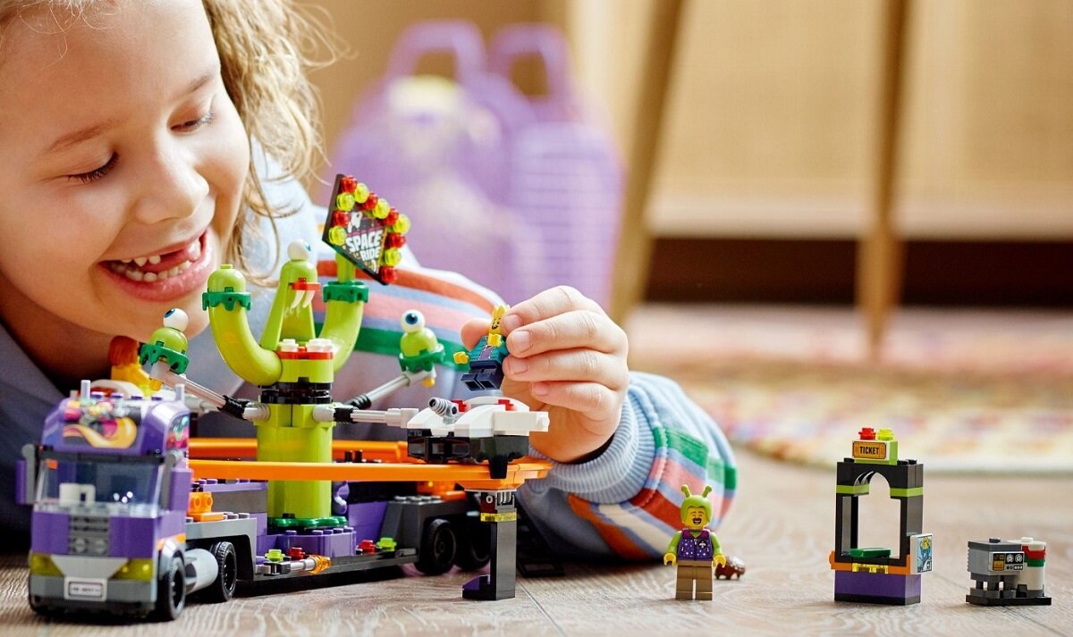 LEGO City Ciężarówka z kosmiczną karuzelą 60313 Mobilny zestaw do zabawy w park rozrywki Ciężarówka z kosmiczną karuzelą