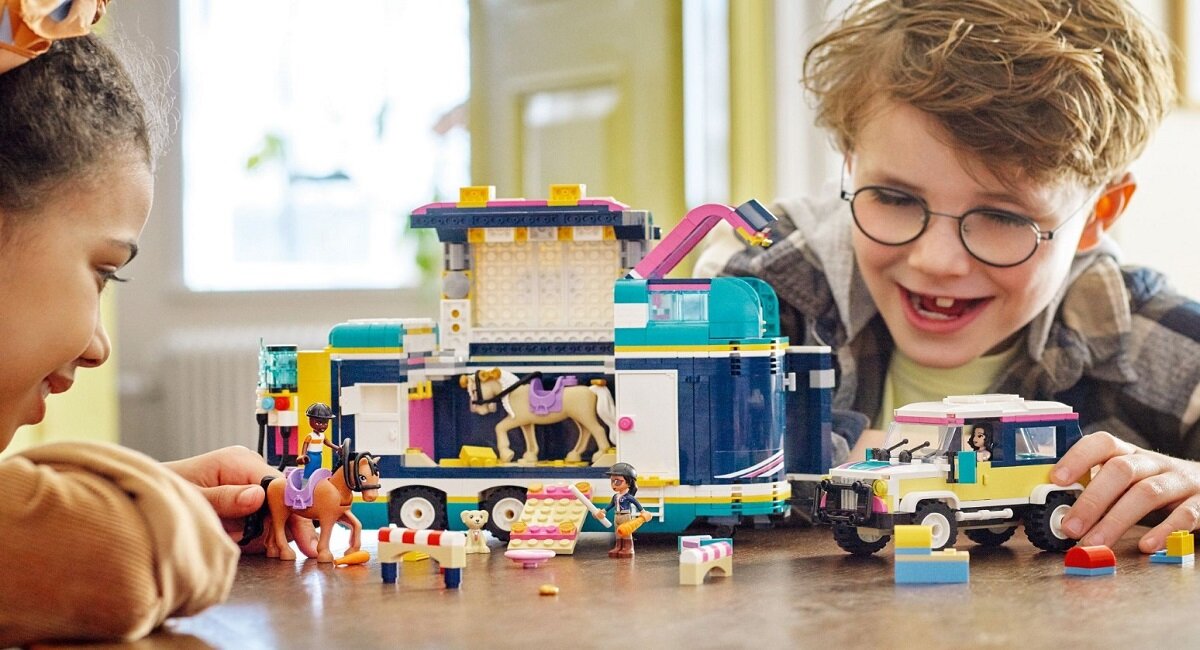 LEGO Friends Przyczepa na wystawę koni 41722 Przyczepa i SUV do zbudowania i zabawy Mnóstwo elementów do kreatywnego spędzenia czasu