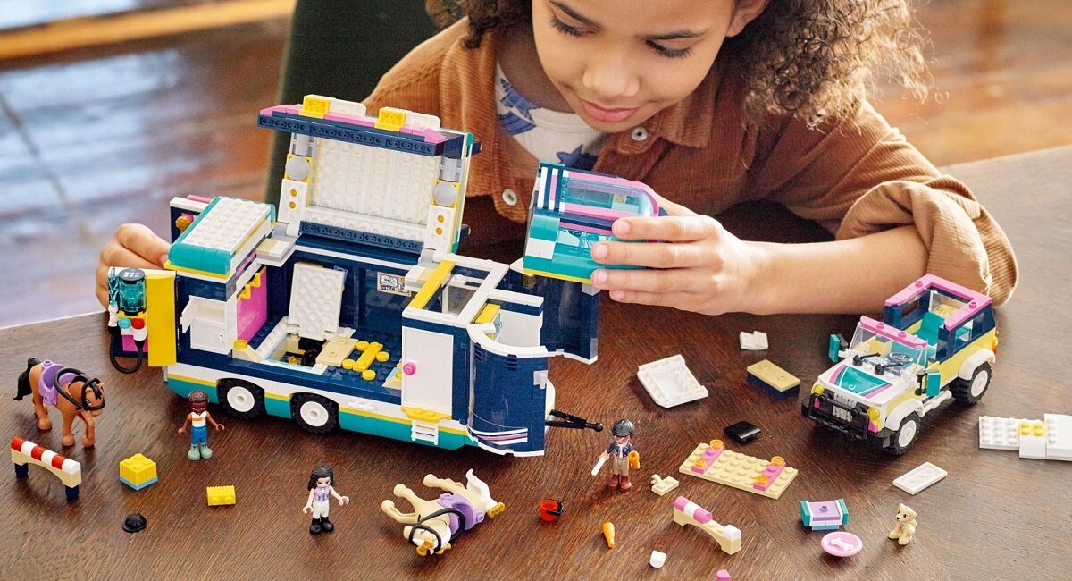 LEGO Friends Przyczepa na wystawę koni 41722 Zabawa podczas budowania gwarantowana