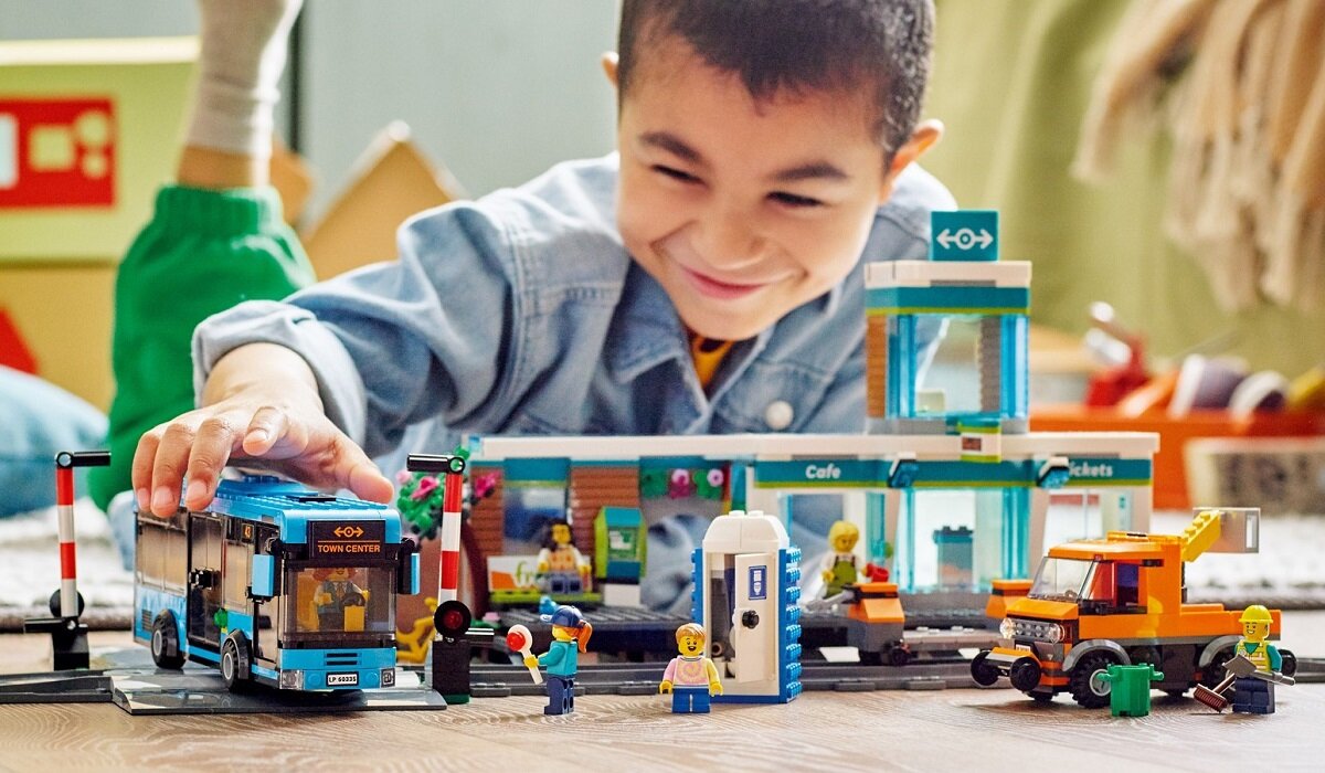 LEGO City Dworzec kolejowy 60335 Wielofunkcyjny model dworca kolejowego Nowoczesny budynek dworca