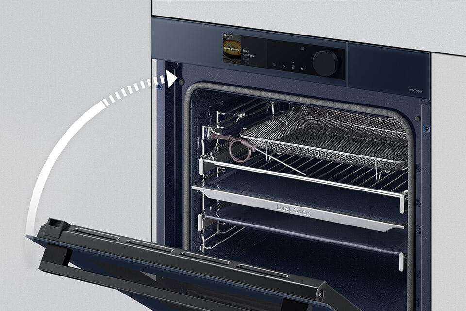 Ciche zamykanie drzwi piekarnika Samsung NV7B6685AAN reprezentuje zdjęcie opatrzone strzałką wskazującą na kierunek ruchu drzwi Ciche zamykanie drzwi piekarnika Samsung NV7B6685AAN reprezentuje zdjęcie opatrzone strzałką wskazującą na kierunek ruchu drzwi