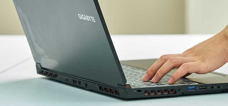 Laptop GIGABYTE G7 - Thunderbolt 4 