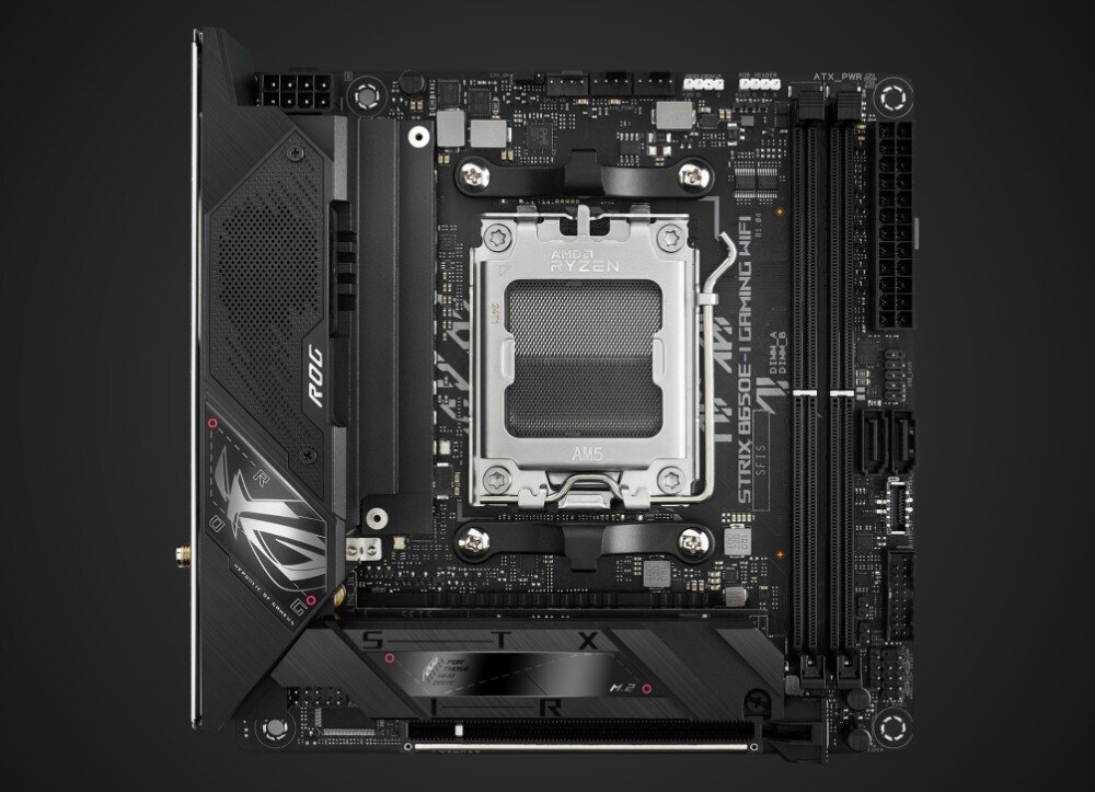 Płyta główna ASUS ROG Strix B650E-I Gaming WiFi Widok z góry na płytę główną mini-ITX z zamontowanym gniazdem AM5, dwoma slotami pamięci RAM i dużym radiatorem VRM po lewej stronie, chłodzenie, radiatory, złącze pompy AIO, gniazda wentylatorów