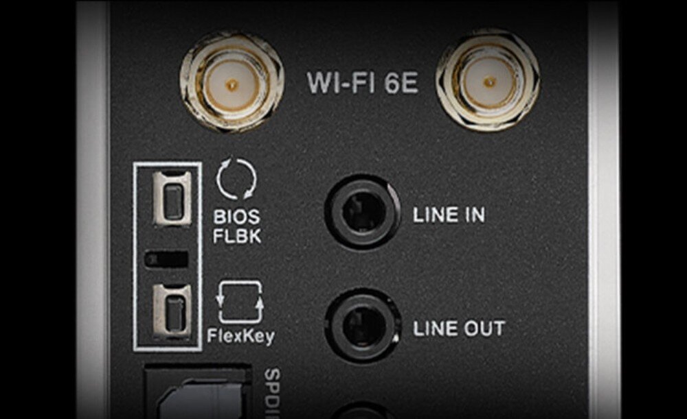 Płyta główna ASUS ROG Strix B650E-I Gaming WiFi Zbliżenie na panel tylny płyty głównej z portami audio, złączami anten Wi-Fi 6E oraz przyciskami BIOS FlashBack i FlexKey, rozwiązania, funkcje