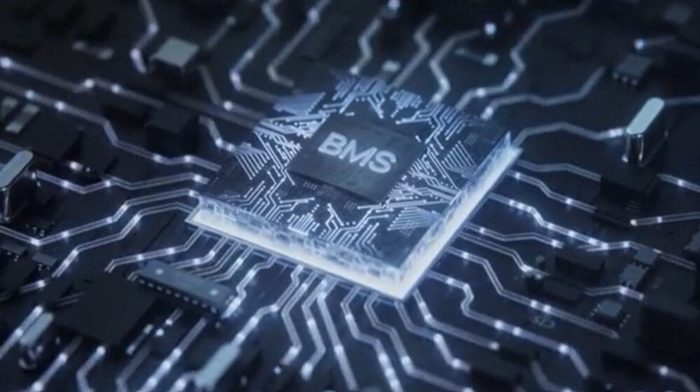 Obraz przedstawia zbliżenie na układ scalony z widocznymi ścieżkami elektrycznymi. Na układzie znajduje się napis \'BMS\'.