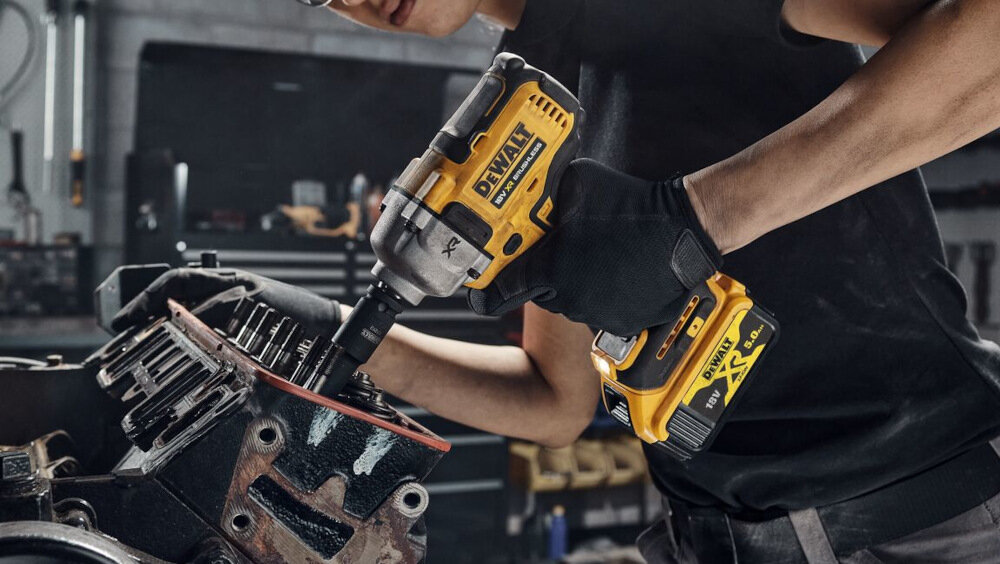 Klucz udarowy DEWALT DCF891NT solidny niezawodny trzybiegowy sprzęt do dokręcania i mocowania śrub lekka poreczna kontrukcja szereg przemyślanych rozwiązań