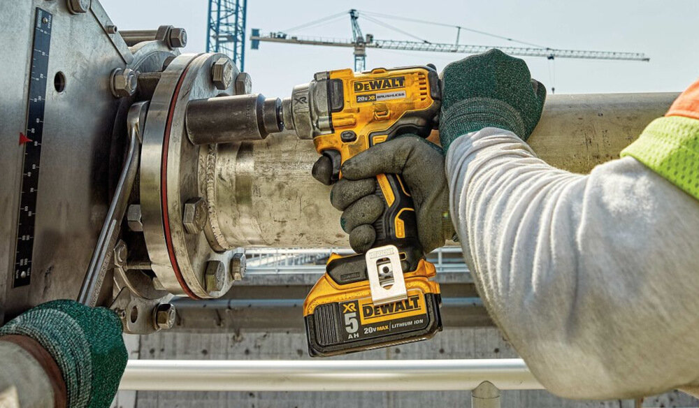 Klucz udarowy DEWALT DCF891NT stalowy zaczep do paska