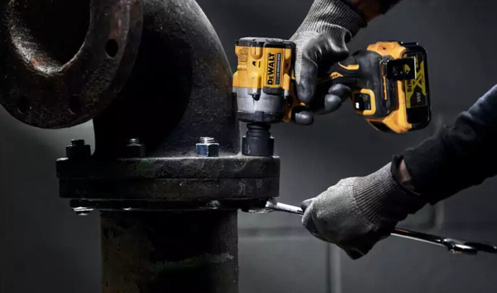 Klucz udarowy DEWALT DCF923N solidny uchwyt z powłoką antypoślizgową ergonomiczna rękojeść spust do regulacji siły