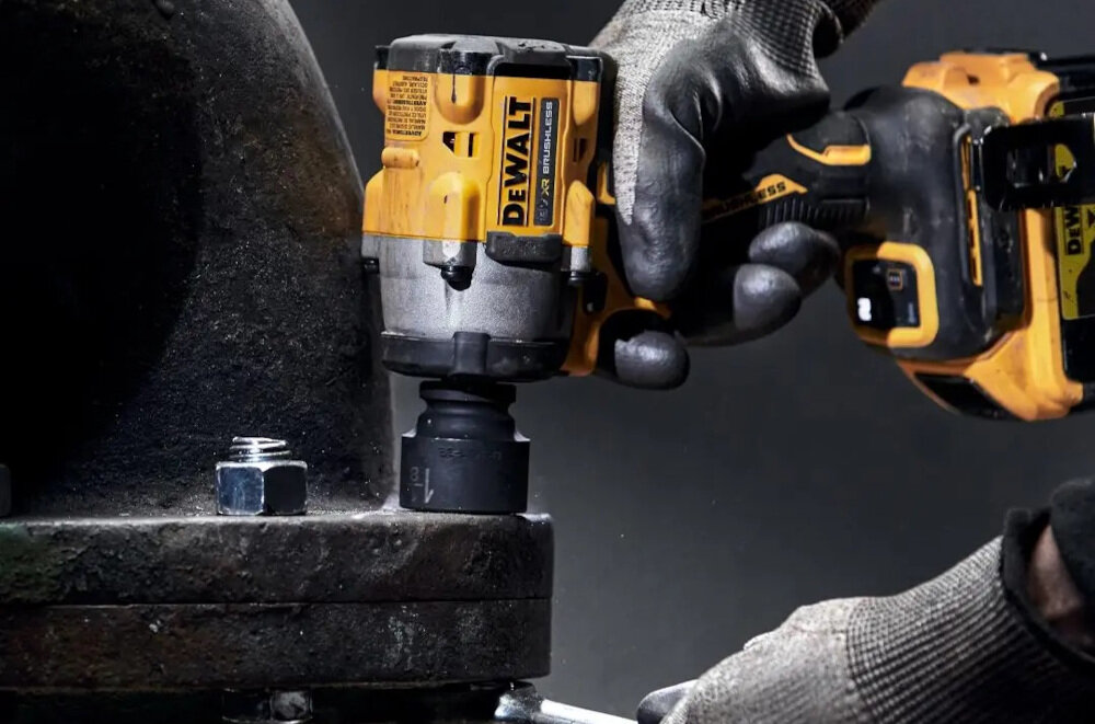Klucz udarowy DEWALT DCF921E2T bieg 3 większa kontrola i precyzja pracy tryb Precision Wrench wysoka kontrola praca z udarem częstotliwość 3550 ud/min bieg 4 Timber Screw do prawidłowego dokręcania śrub i wkrętów konstrukcyjnych do drewna z odpowiednią siłą