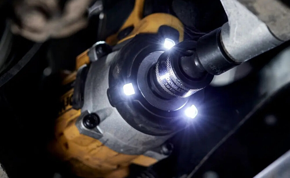 Klucz udarowy DEWALT DCF921E2T pierścień świetlny z trzema diodami LED