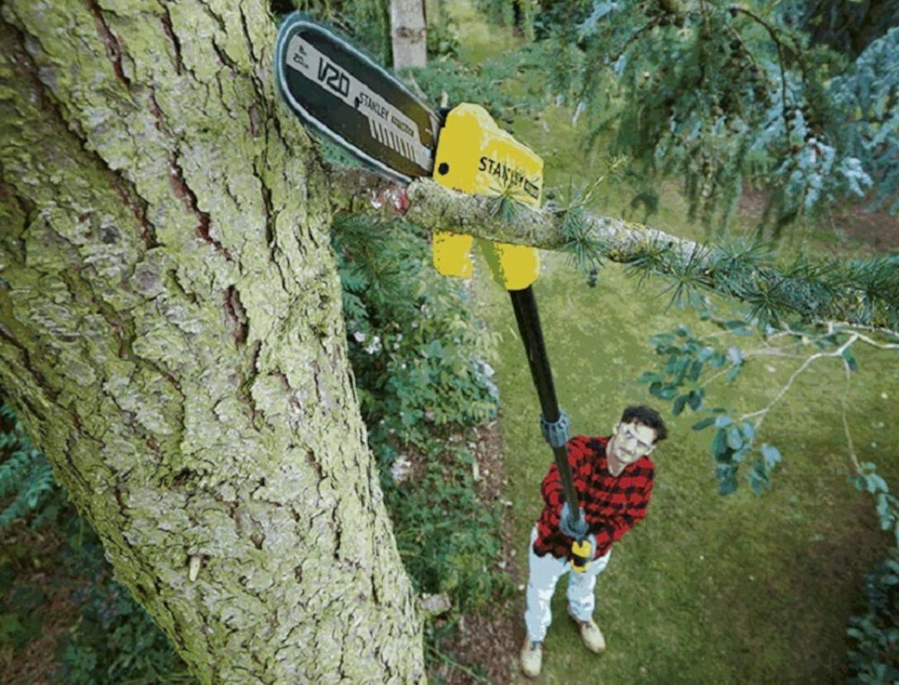 Piła akumulatorowa STANLEY Fatmax SFMCPS620M1 ogród osoba stoi na ziemi tnie gałąź na drzewie widok z góry wysięg do 4,5 m drążek teleskopowy można ciąć wysoko położone gałęzie bez wchodzenia na drabinę bezpieczeństwo pracy większa kontrola nad narzędziem stabilna pozycja