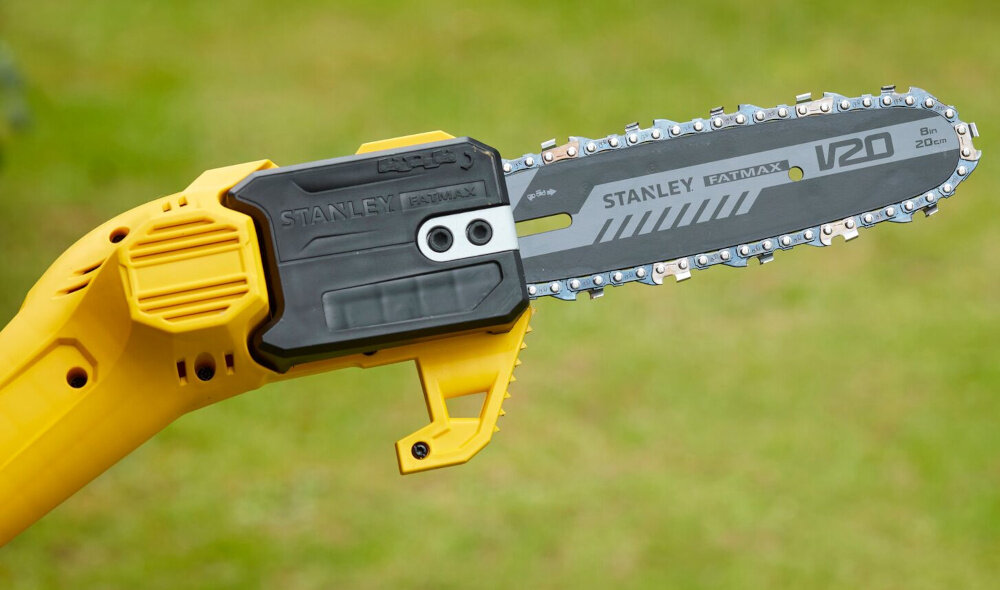 Piła akumulatorowa STANLEY Fatmax SFMCPS620M1 rozmazane tło zbliżenie na element tnący funkcja automatycznego smarowanie łańcucha płynniejsze prowadzenie po gałęziach stałe smarowanie ogranicza tarcie i spowalnia zużycie elementów roboczych